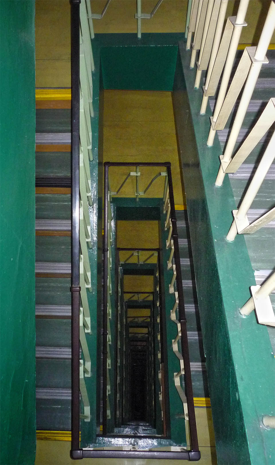 Schodiště, po kterém už roky nikdo nechodí.