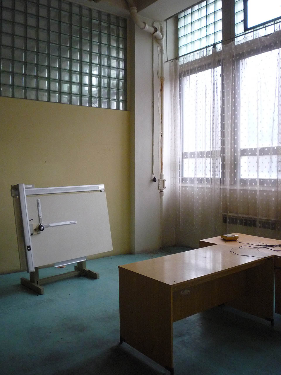 Je zde teplo, světla svítí, stačí jen usednout ke stolu (nebo na podlahu) a začít rýsovat. A přesto nikdo nerýsuje.