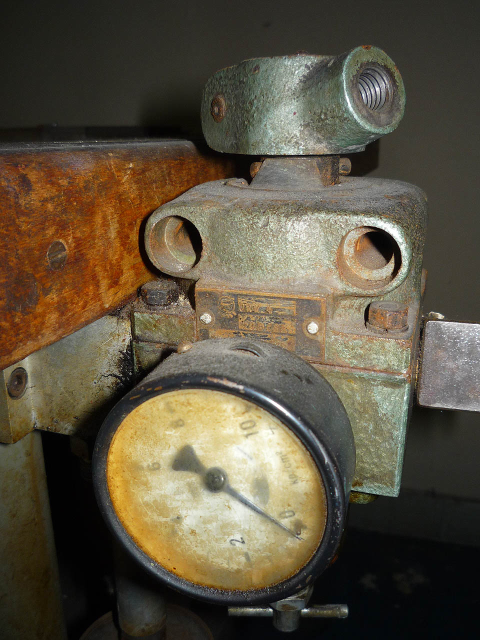 Armatura je patrně, jako mnoho dalšího vybavení, rovněž místní výroby.