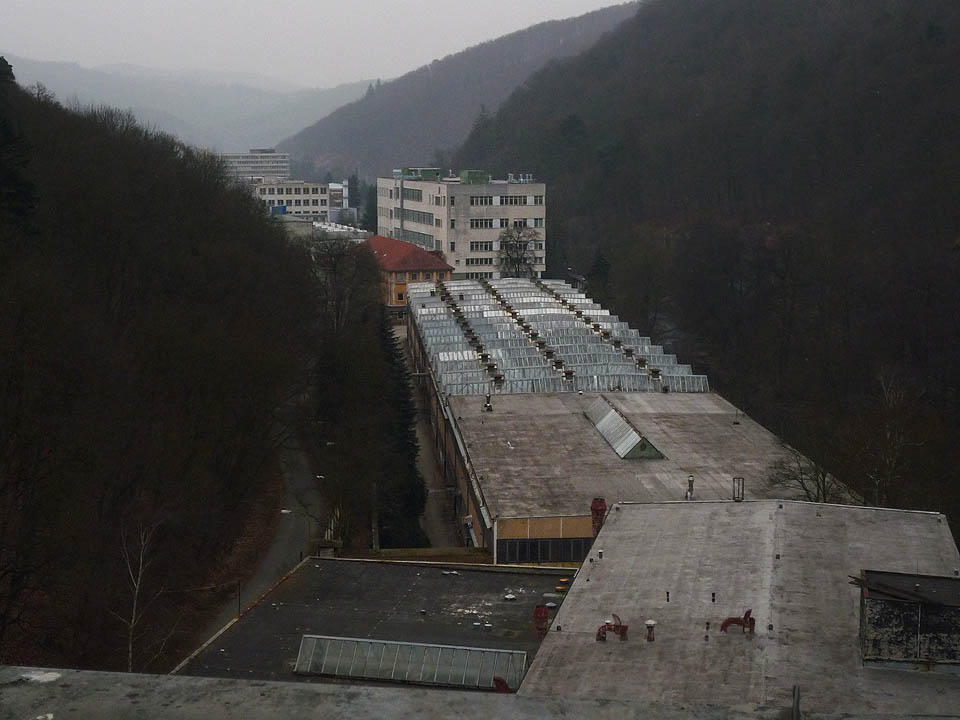 Výhled z okna: strojírny zabraly kromě úzké cesty a železnice na druhém břehu veškerou plochu údolí.