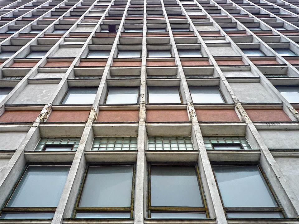 Kdysi impozantní fasáda adamovského průmyslu.