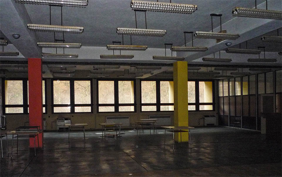 …jsou lžíce, lžíce přikované ke stolům lidových jídelen… (Vladimír Holan)