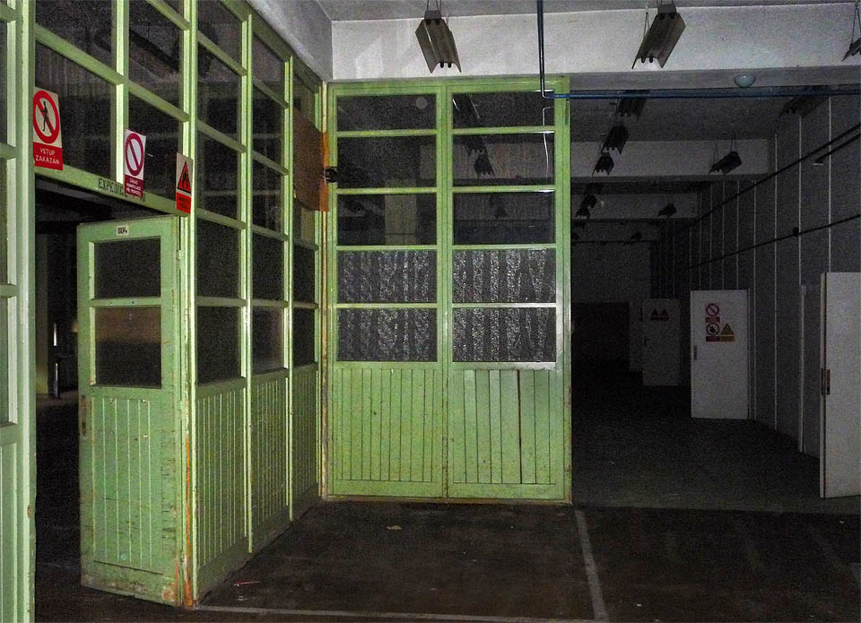 Podivné skloubení moderního mrakodrapu s dřevěnými přepážkami jako z 19. století.