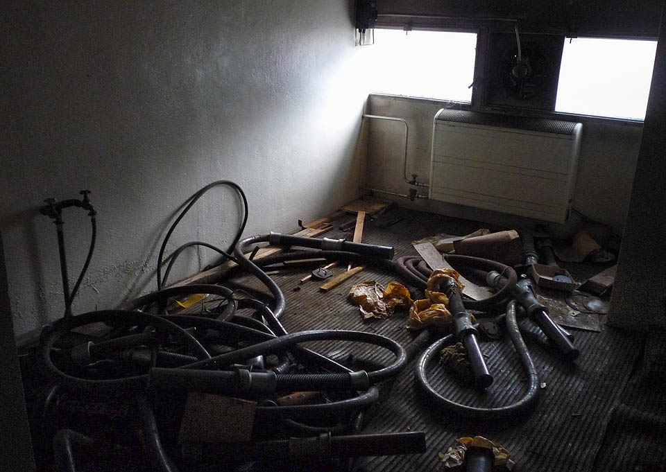 Účel hadic jsme spolehlivě nezjistili. Snad šlo o nějakou fotografickou technologii.