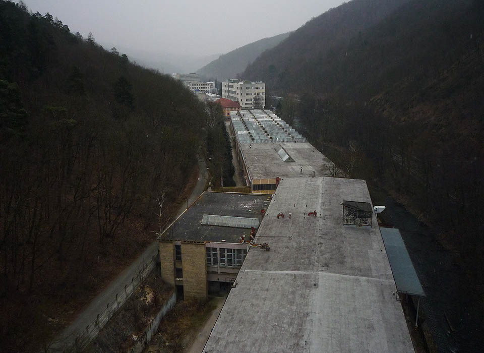 Pohled ze střechy. Zpola opuštěný areál je plný podivné energie minulosti a zoufalství přítomnosti. Místo, na které se člověk vrací s posvátnou úctou a bázní.