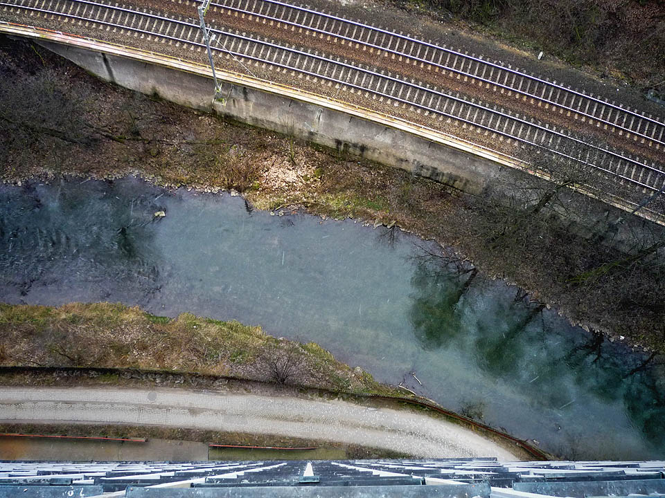 Pod budovou prochází železnice nejostřejším obloukem mezi Berlínem a Vídní. Když se vlaky na koleji nakloní, je na ně ze střechy vidět přesně kolmo.
