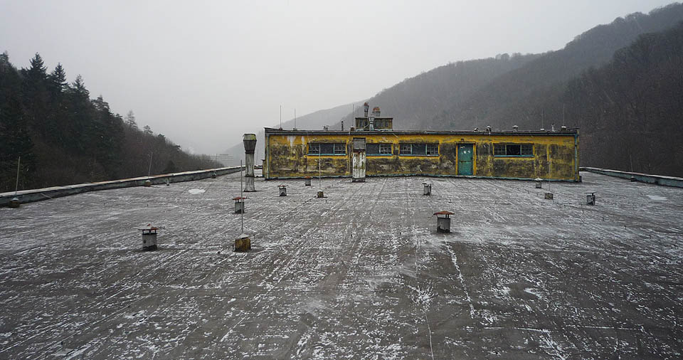 Závěrečný pohled patří střeše, na kterou se pomalu z nebe začíná snášet poslední sníh roku 2009.