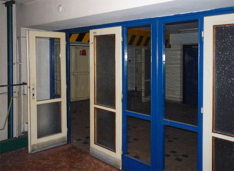 Dnes se zbytky výroby drží v přízemí a do horních pater už nikdo nezabloudí.