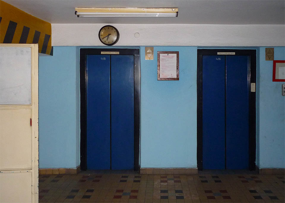 Výtahy jsou v provozu. Pronásleduje nás poněkud strašidelná předastava zdviže jedoucí přes desítky opuštěných neznámých pater nad i pod zemí.