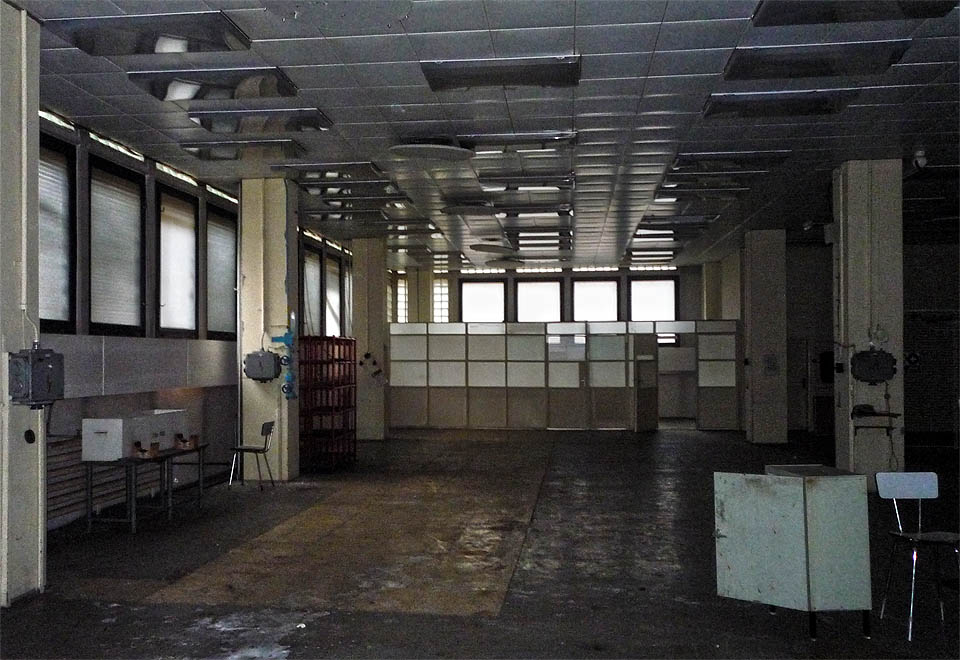 Budova je opuštěná jen částečně. Z přízemí se ozývá pracovní ruch dělníků, kterým jsme v nestřežené chvíli proklouzli na schodiště hnáni strachem z přistižení.