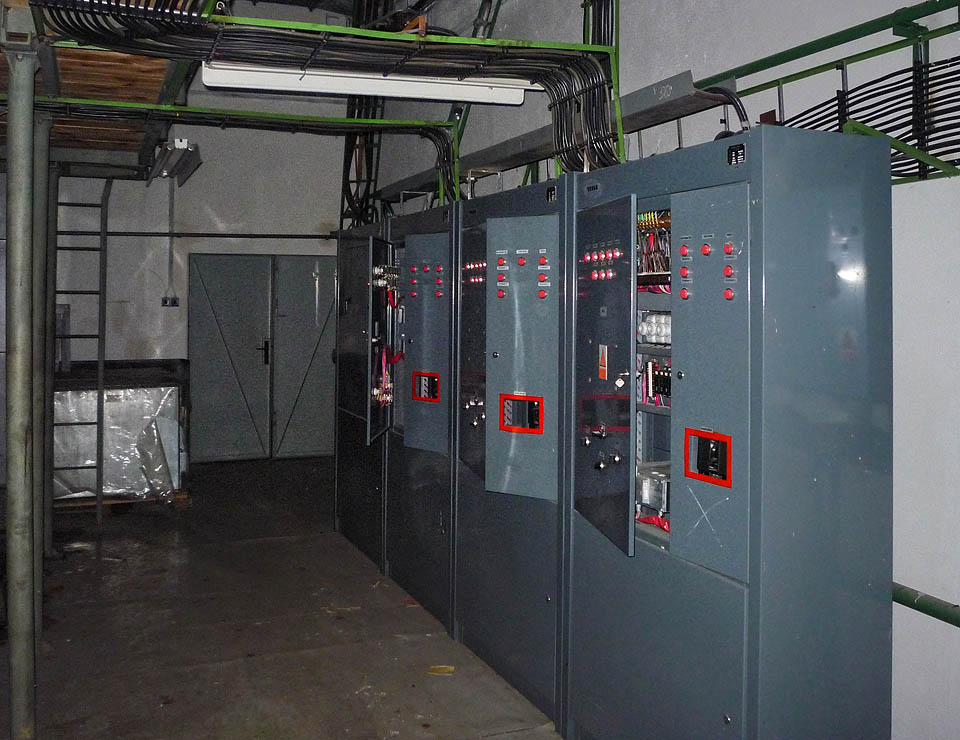 Zbývajících sedm poschodí je však ponuře tichých. Stroje zde již nejsou, ale napětí ve vodičích ano.