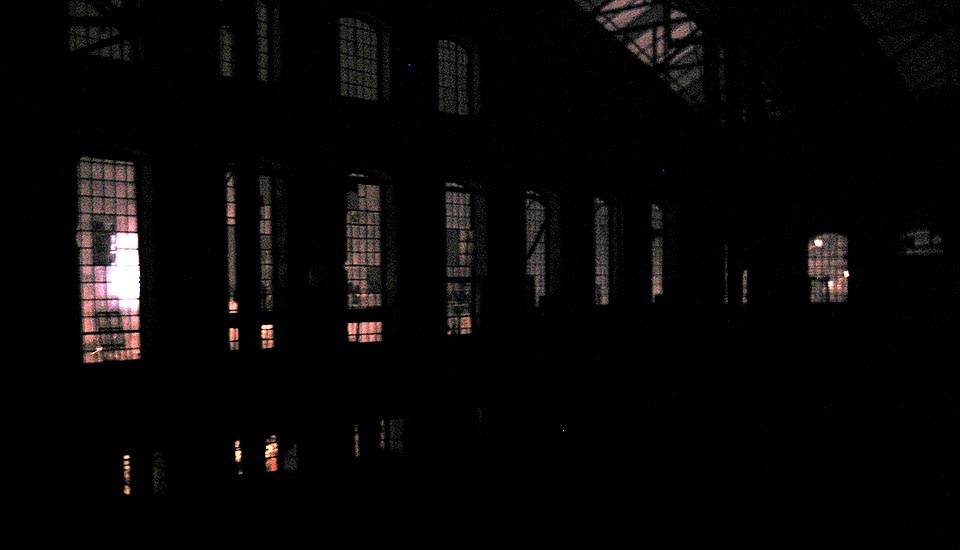 Uvnitř je sucho, jen na obrovité střechy někde ve výšce jemně dopadá déšť a čas se převalil přes půlnoc.