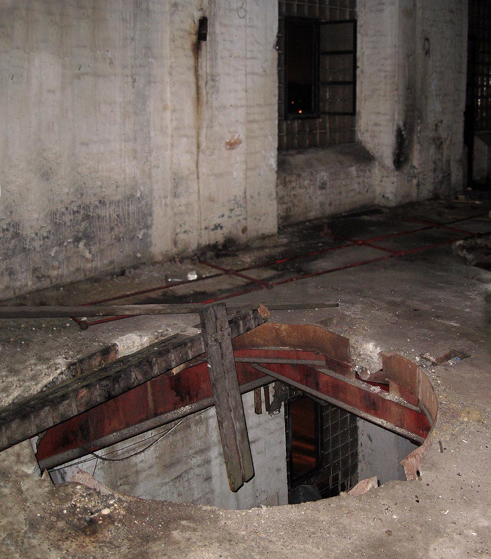 Ve světle blesku dobře viditelná díra po nádrži v podlaze může být za tmy smrtící.