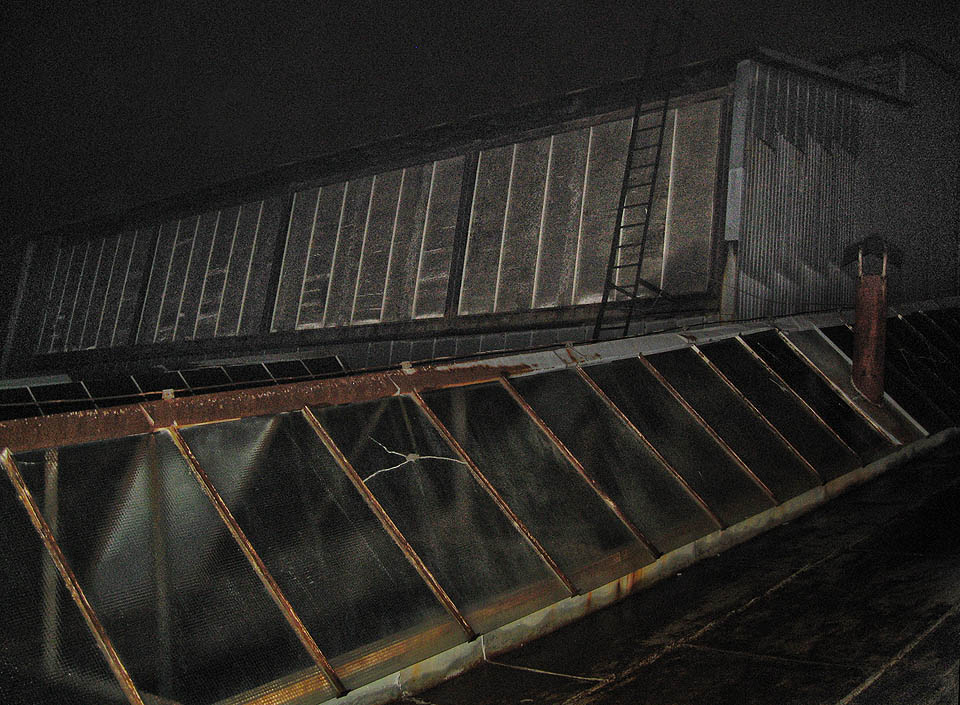 Po dalších a dalších žebřících vstoupáme vzhůru k zatažené obloze, ze které mírně dští.