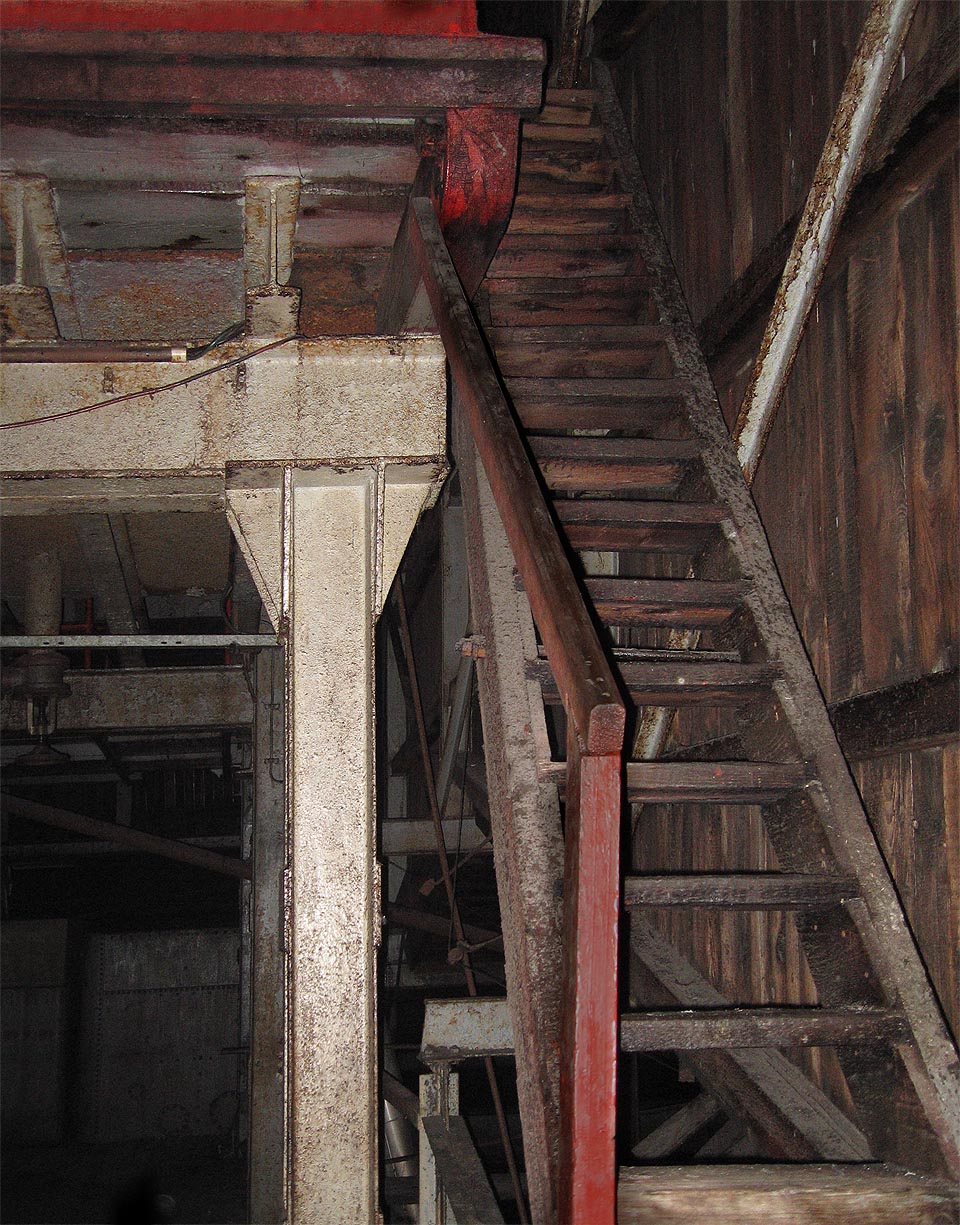 Konečně nacházíme schody vedoucí ze střechy dovnitř do budovy.