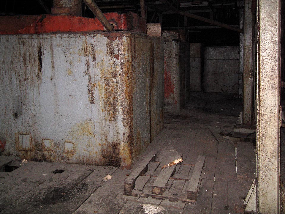 Nádrže v nejvyšším patře, odkud stékala lepkavá sladká hmota dolů vlastní vahou.