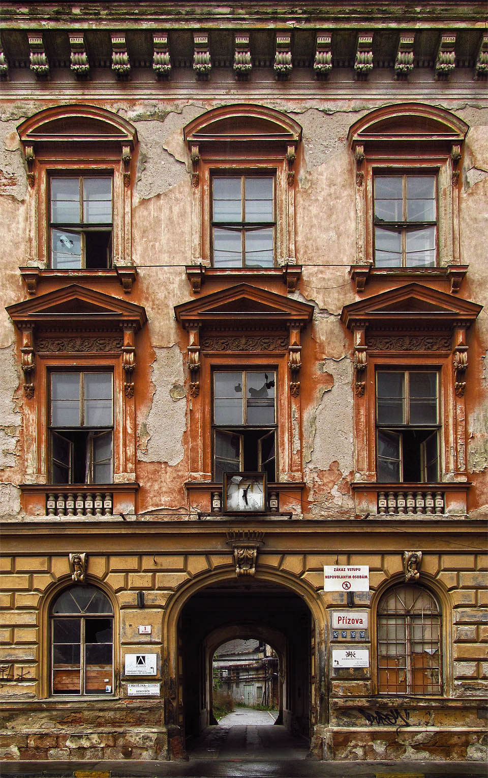 Národní podnik Vlněna na Přízově ulici pojmenované po prvním českém podnikateli v Brně Karlu Přízovi (1781-1853), dříve ulice Nadační.