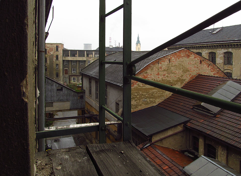 Areálem se lze pohybovat v různých výškových úrovních po žebřících, můstcích a koridorech v různých patrech.