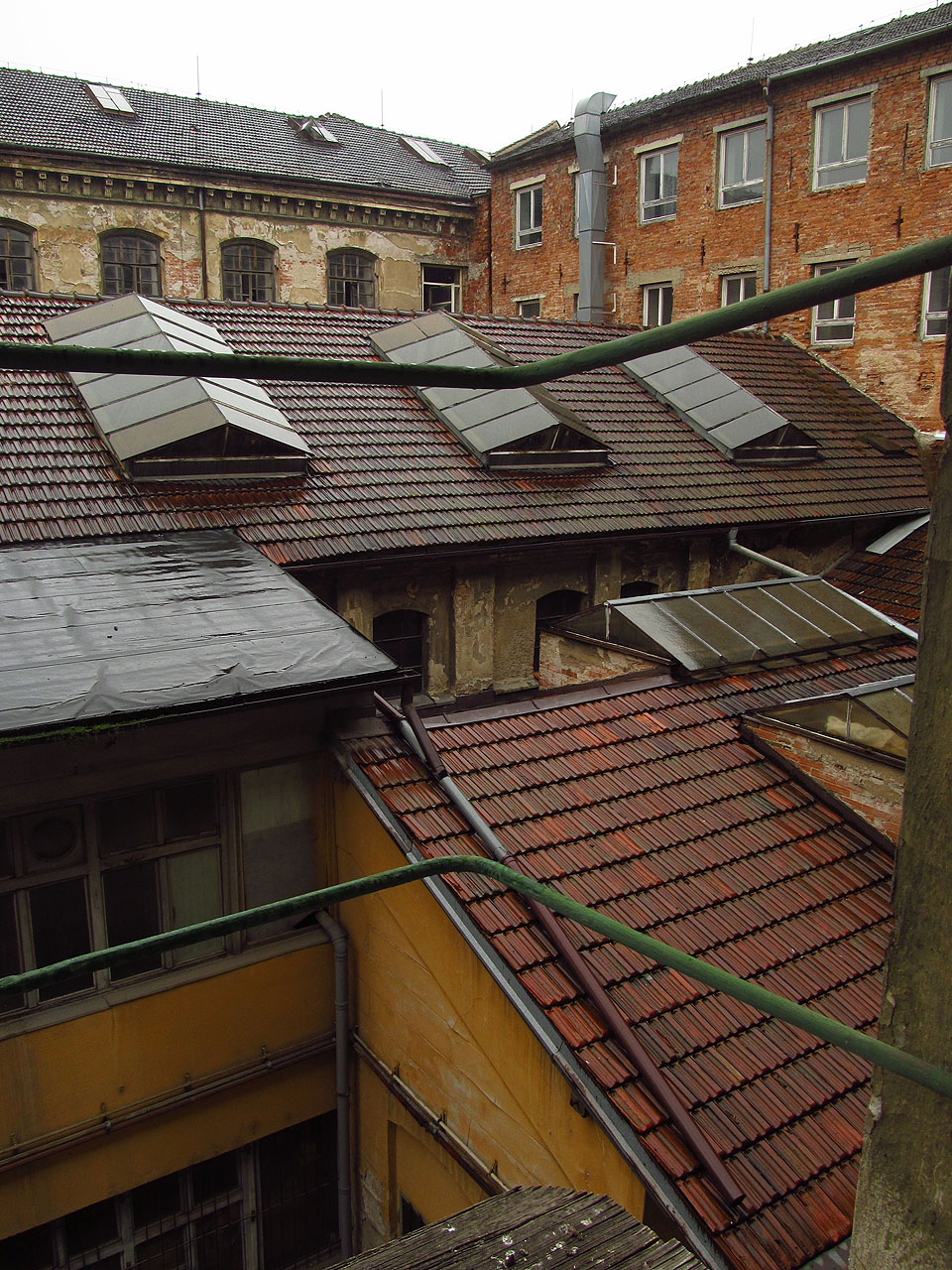 Některé střechy a terasy jsou zpuchřelé a hrozí zřícením, jinde jsou zase světlíky ve výborné kondici a dodnes pod nimi probíhá sporadická výroba.