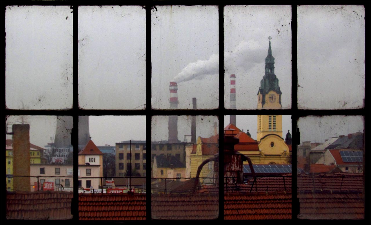 Areál <a href=/Tema/Vlněna>Vlněny</a> chátrá už roky. Pohled z okna na sklonku samotné existence průmyslového komplexu který tvořil historii moderního Brna v listopadu 2013.