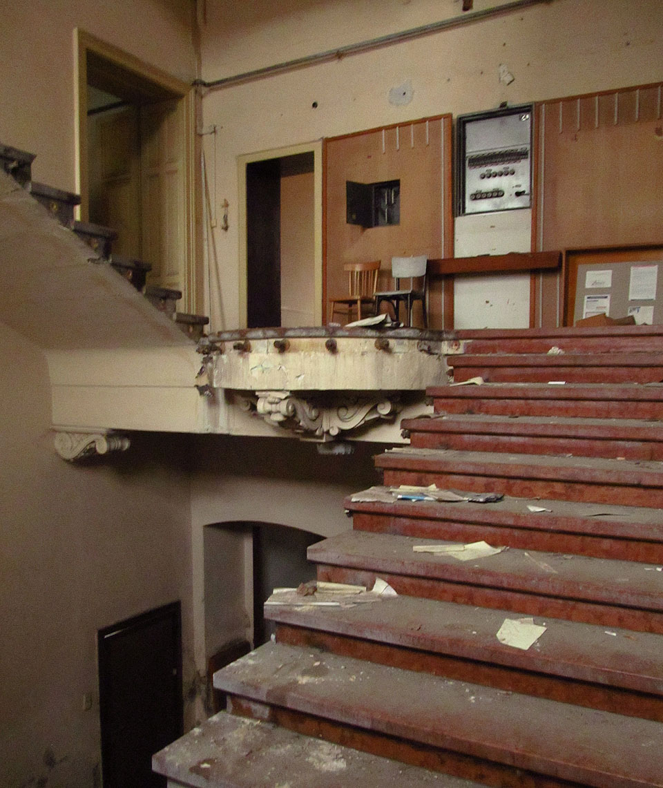 Schodiště v budově ředitelství svým stylem, kamenným obložením a výklenky určenými sochám, připomíná ještě konec feuální éry.