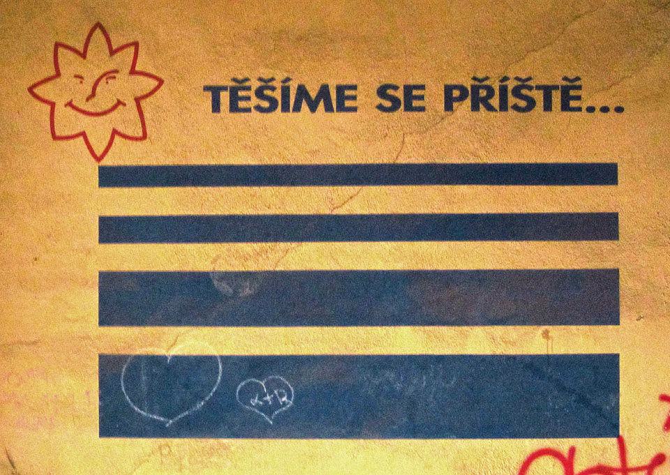 A jak napovídá reklama z posledního období rozkvětu areálu - ve <a href=Tema/Vlněna>Vlněně</a> nejsme naposledy.