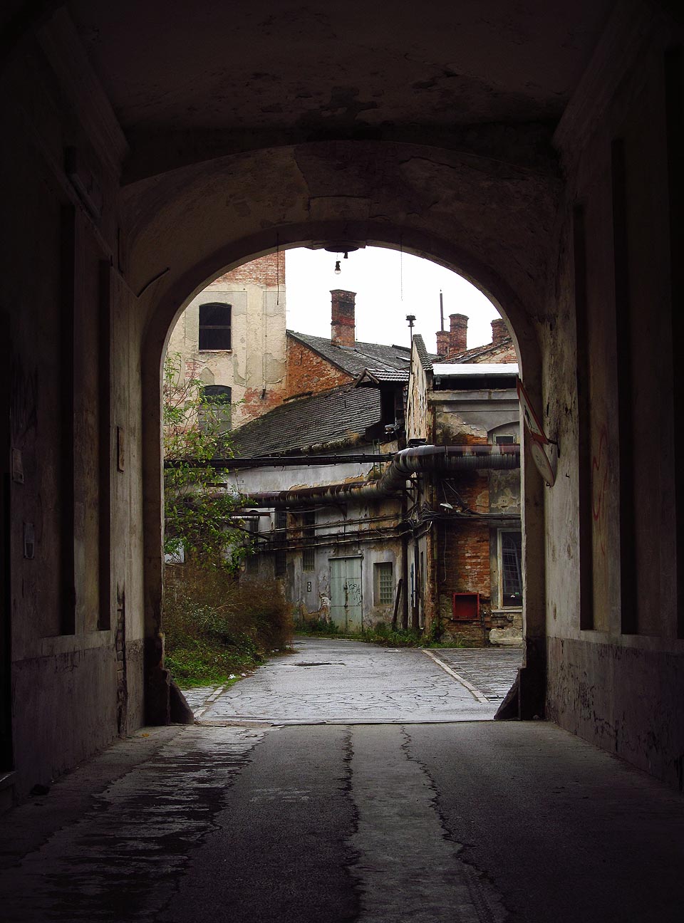 V listopadu je ještě hlavní vstup z Přízovy ulice zcela volný. Jeho definitivní uzavření se blíží, ale dnes ještě vstupujeme bez potíží.