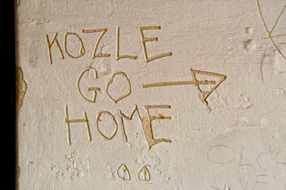 Záhadné nápisy, jejichž smysl nám dokonale uniká.