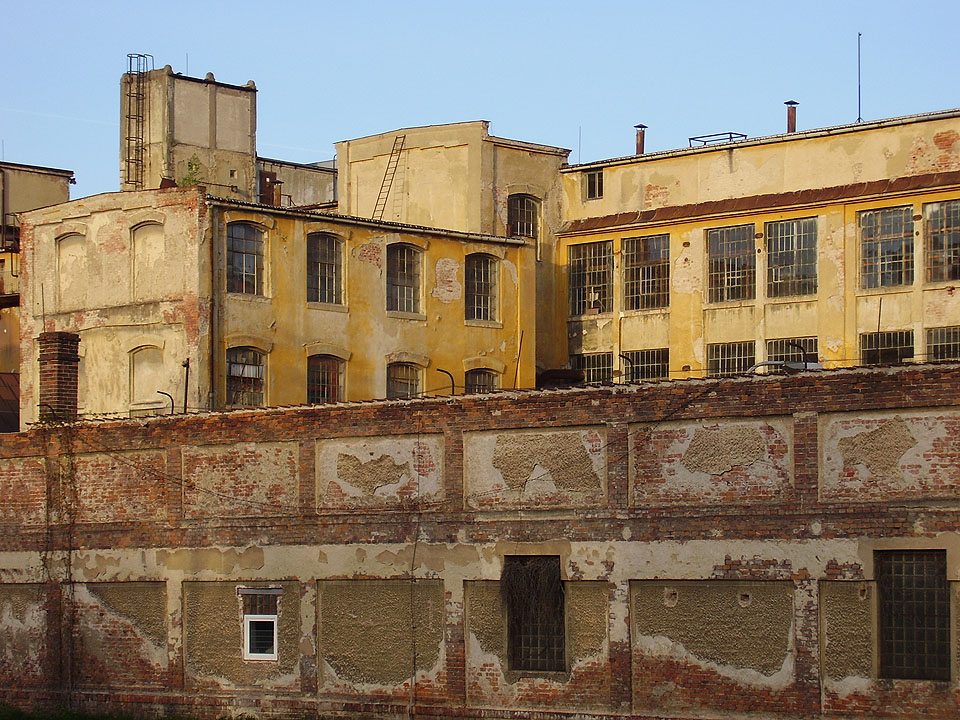 V dubnu 2007 za zdmi Zbrojovky ještě doznívalo hučení strojů. Výroba tu skončila před necelým rokem…