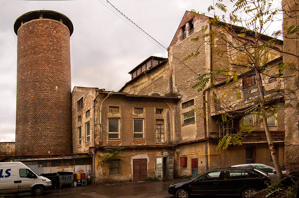 Jednoznačně dominantním architektonickým prvkem továrny je válcovitá věž vodojemu. Na její plošině umístěné směrem ven k řece, stával za války voják se samopalem a hlídal neproniknutelnost továrních zdí.