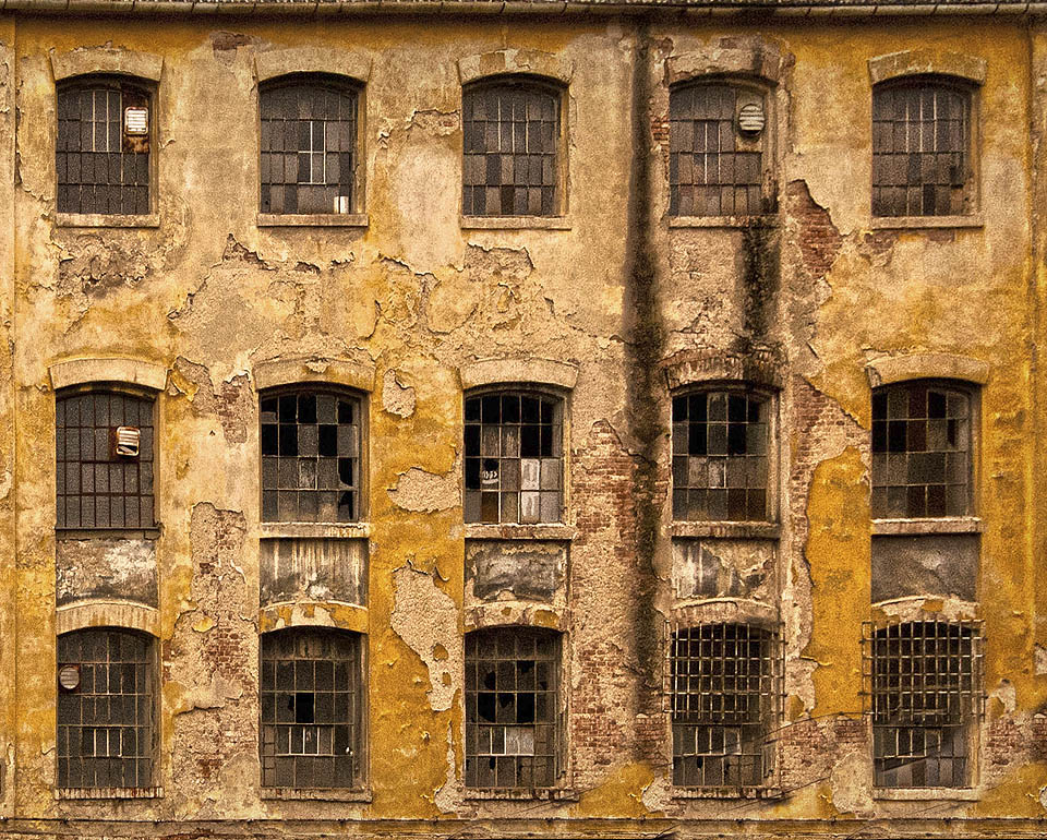 Fasády strádají děravou střechou a zpuchřelou omítkou. Lepší už to ale nebude, převážnou část areálu čeká demolice.