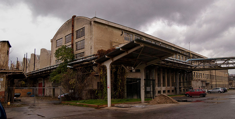 Budovy v areálu Zbrojovky nejsou nejstarší, ale na zajímavosti jim to většinou neubírá.