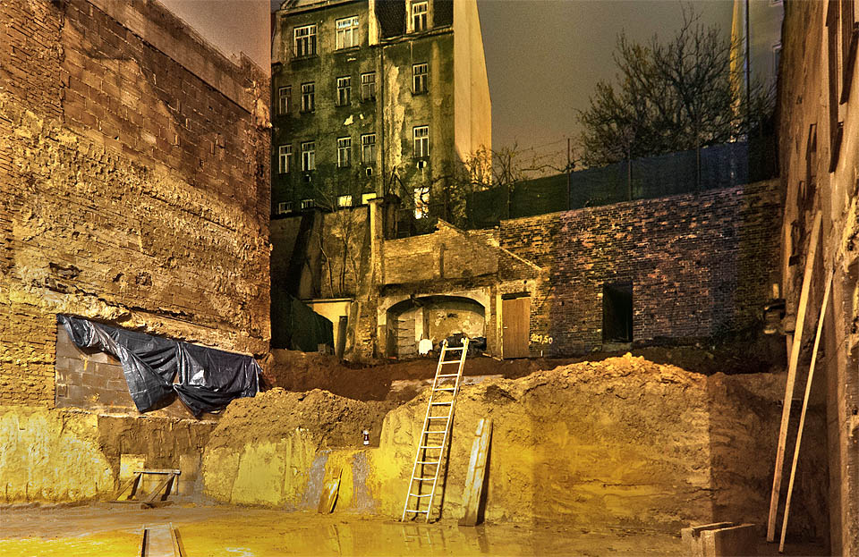 Půl kilometru dlouhá zárubní zeď lemuje zadní trakty domů na Pekařské ulici. Téměř na každém dvorku je v ní vstup do podzemí.