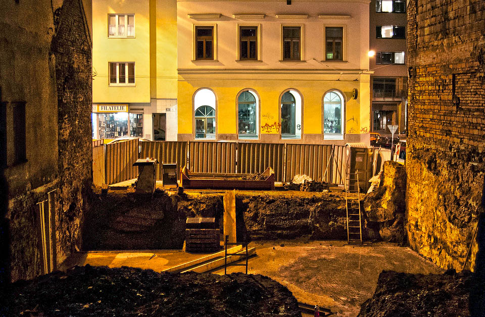 Novostavba bude zahloubená pod zem, současný terén je srovnán s ulicí. Původní niveletu naznačuje již jen kousíček opěrné zdi vpravo od žebříku.