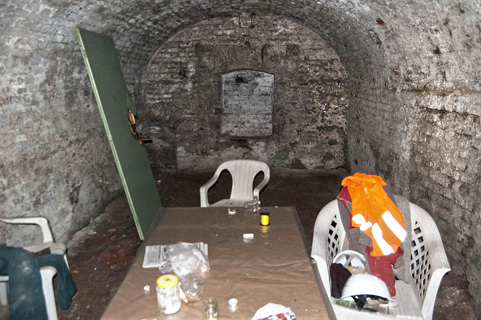 Jediný sklep, do kterého jsme se dostali, slouží jako útočiště stavařům. Div, že tu neležela nakousaná svačina.
