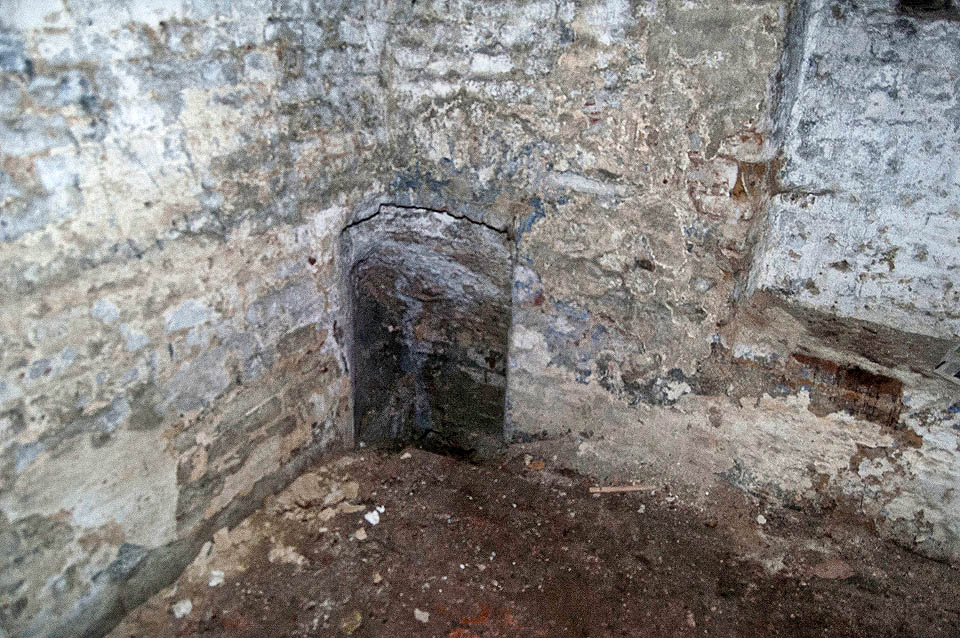 Příslib pokračování podzemního systému jsme nemohli využít. Větrací otvor vedoucí do nižších pater byl příliš úzký a dveře do vedlejšího sklepa zamčené.