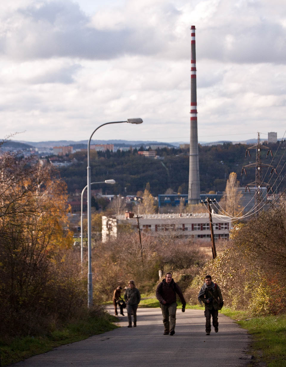 Tuláci podzemí jsou už zase nad zemí a na pozadí <a href=/Tema/Cement%C3%A1rna%20Malom%C4%9B%C5%99ice>maloměřické cementárny</a>.