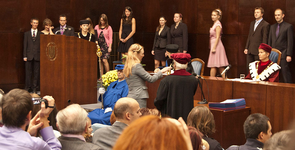 Bohdanka slibuje s rukou na univerzitním žezle z roku 1937 „trvale uchovat ve vděčné paměti Masarykovu univerzitu a její prospěch a zájmy vždy podle svých sil podporovat;
dále pak, čest udělené hodnosti zachovat bez poskvrny a bez úhony a konečně s neúnavnou pílí pěstovat a rozvíjet studium věcí lidských, ne pro špinavý zisk nebo marnou slávu, nýbrž proto, aby se šířila pravda, a aby její světlo, v němž spočívá blaho lidského rodu, zářilo stále jasněji“.
