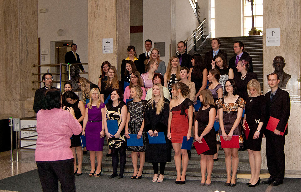 A na závěr nepovinná fotka se všemi ostatními absolventy. A teď hurá do praxe!