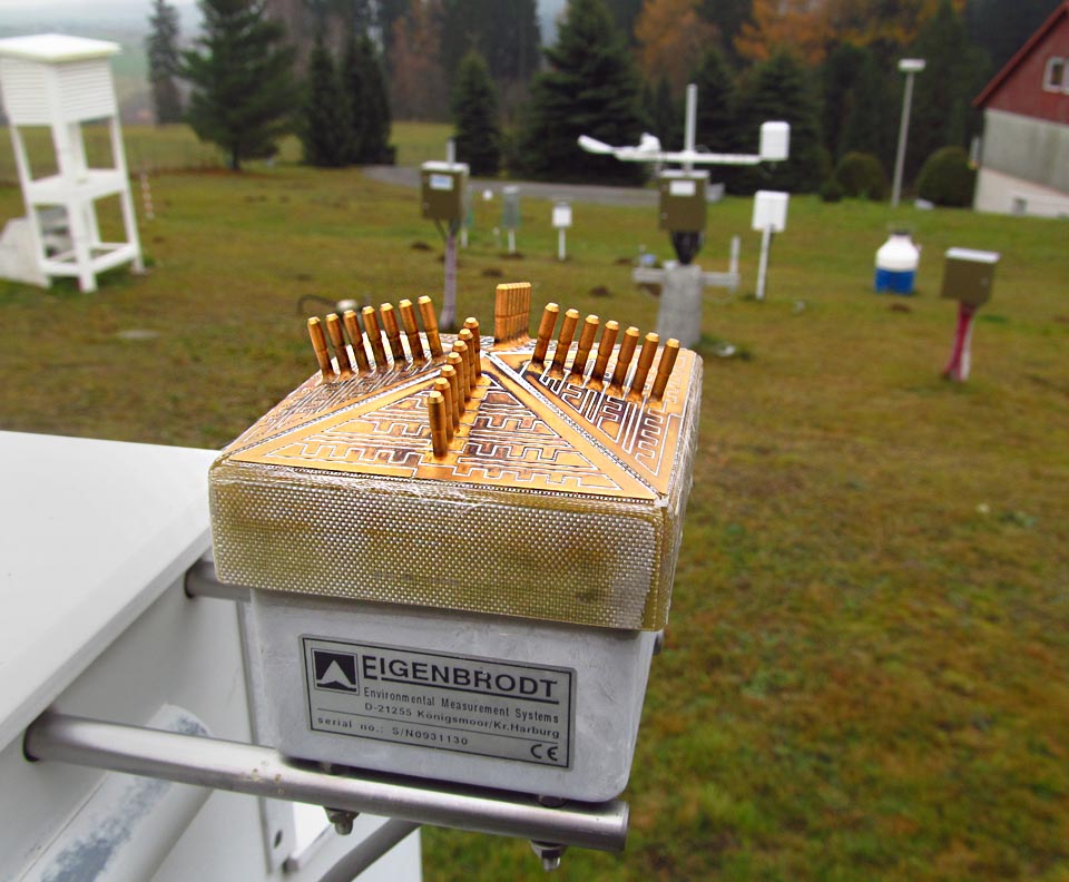 Seznámení s observatoří začínáme u oblíbeného vzorkovače mokré atmosférické depozice s překrásným senzorem srážek.