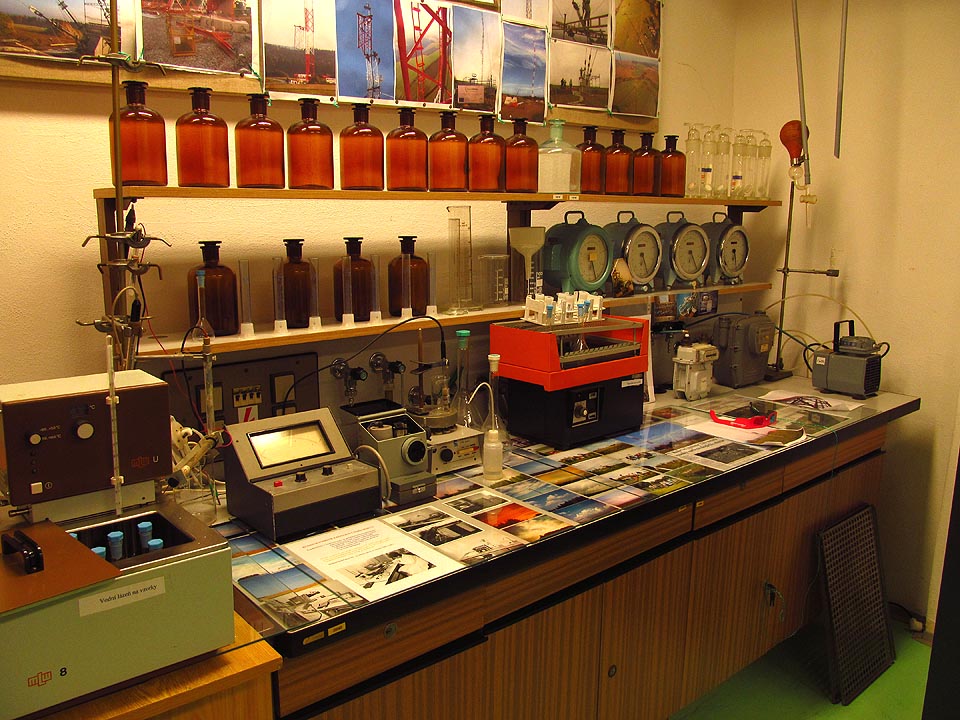 V minimuzeu je rovněž laboratorní vybavení, dnes z velké části (ale ne docela) nahrazené moderními instrumentálními postupy.