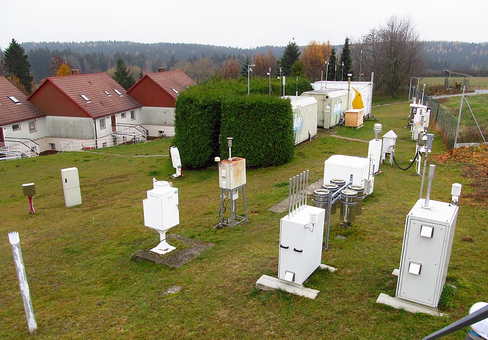 Pohled na vzorkovače s ubikacemi v pozadí. Přes den i v noci je na místě vzdáleném od okolních vesnic dokonalý klid.