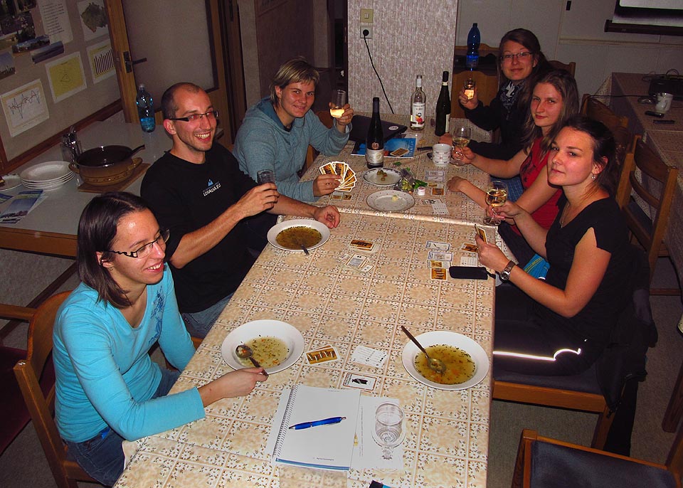 Obědy z místního zemědělského družstva se dováží na observatoř každý den autem a jsou velice vydatné.