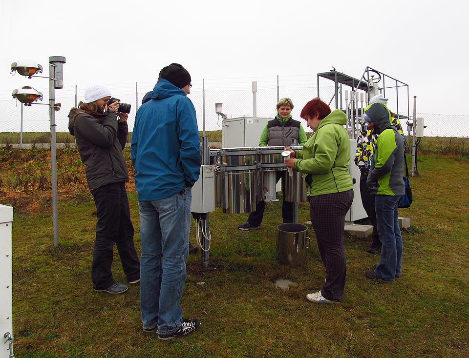 Přístroj na vzorkování srážek je vlastně trošku vylepšený kýbl.