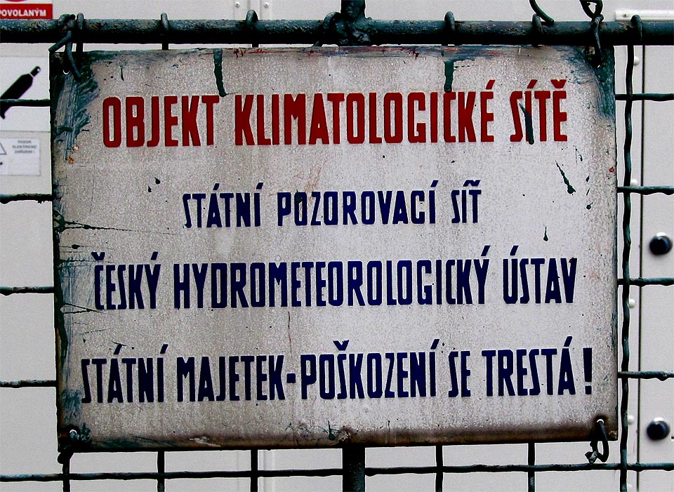 Vydáváme se i mimo areál, abychom v okolních lesích pátrali po vzorkovačích podkorunových srážek a hledali jehlice.