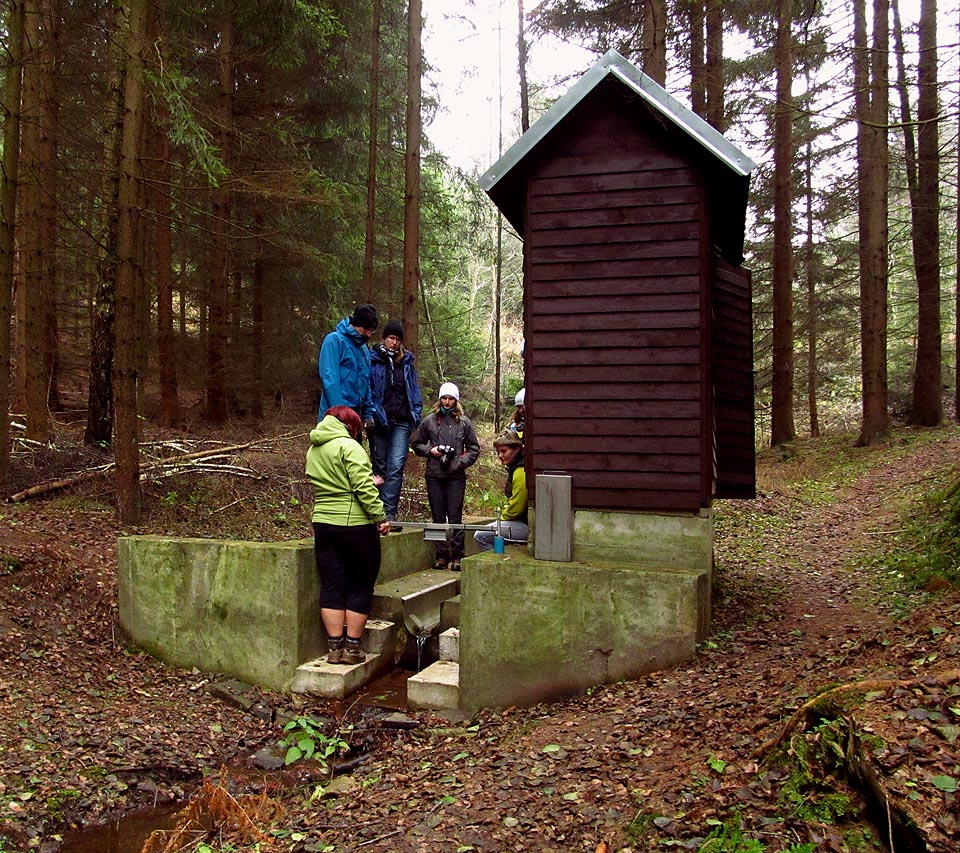 Tady probíhá vzorkování vody z vodoteče podle přesně daného postupu.