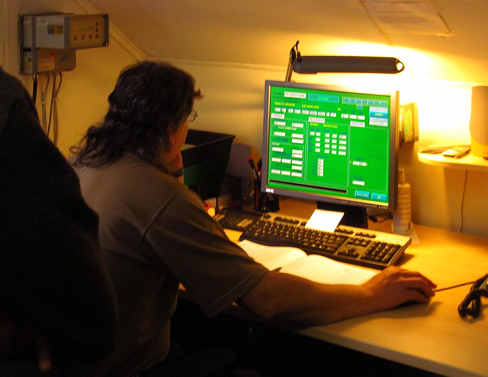 Loučíme se v podvečer, pochopivše, že i práce meteorologů se dnes odehrává z větší části s myší a před monitorem.