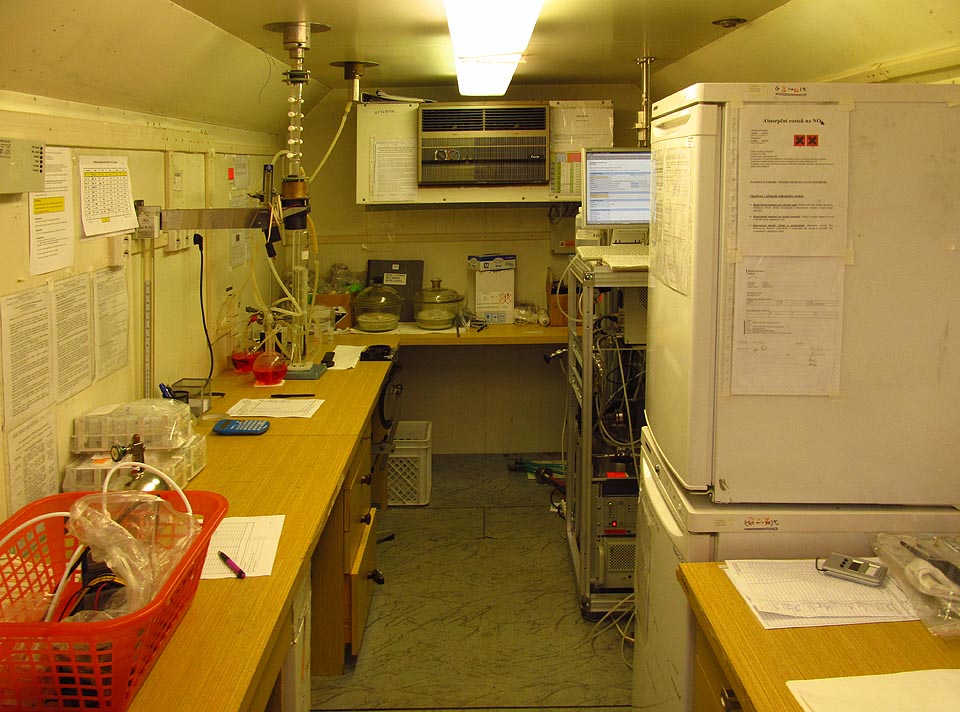 Vnitřní pohled na laboratoř pro vzorkování (zejména anorganických) polutantů ovzduší jakož i obsahu oxidu uhličitého v něm.