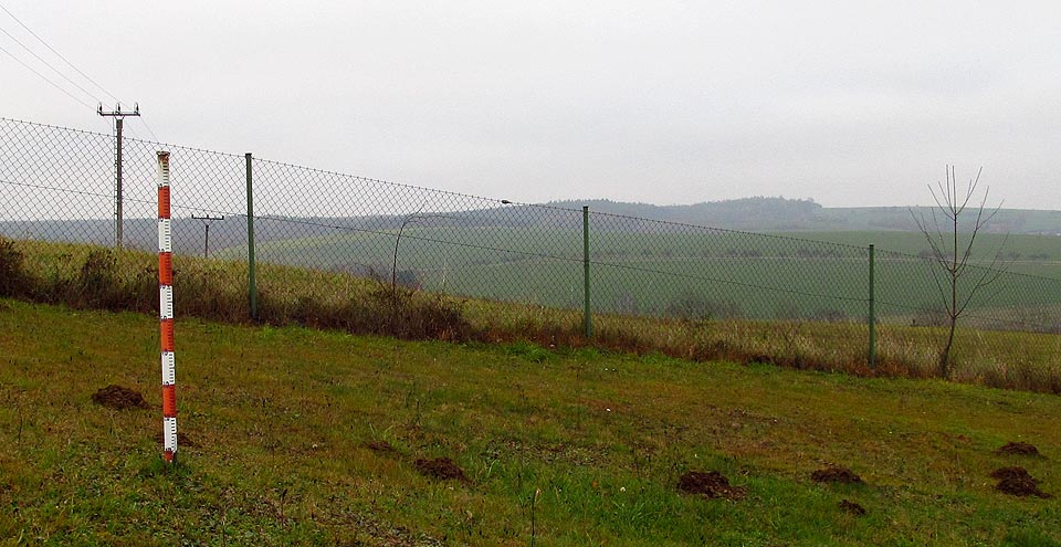 Nejjednodušším zařízením na observatoři je tzv. sněhová tyč. Zvětšené pravítko, na kterém pozorovatel odečte výšku sněhové vrstvy.