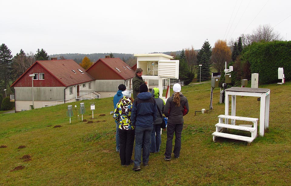 Parametry vzduchu se měří v typické meteorologické budce ve výšce 2 m nad zemí.
